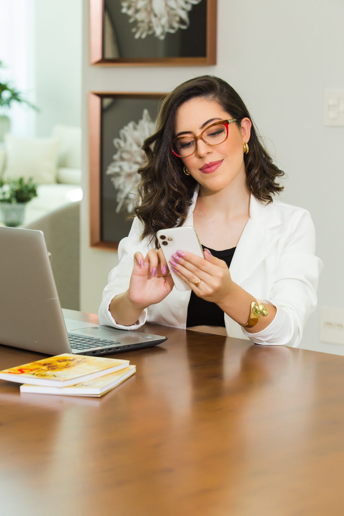 Louisë Demétrio estudando, com notebook e caderno sobre a mesa